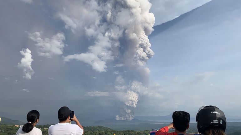 Un volcan entre en activité aux Philippines: le niveau d'alerte relevé