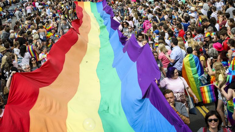 Pologne : Trois militants LGBT inculpés pour avoir habillé le Christ d'un arc-en-ciel