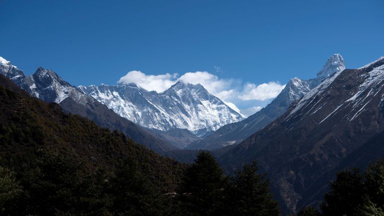 Coronavirus au Népal : les sherpas désSuvrés ne peuvent nettoyer les pentes de l'Everest