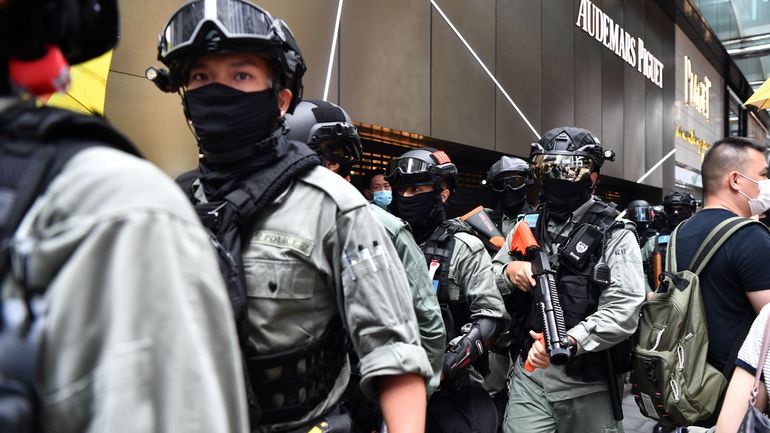 Tensions à Hong Kong : la police se déploie avant un débat sur l'hymne national chinois