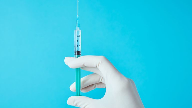 Revue de presse : faudra-t-il vacciner en priorité les plus âgés ?