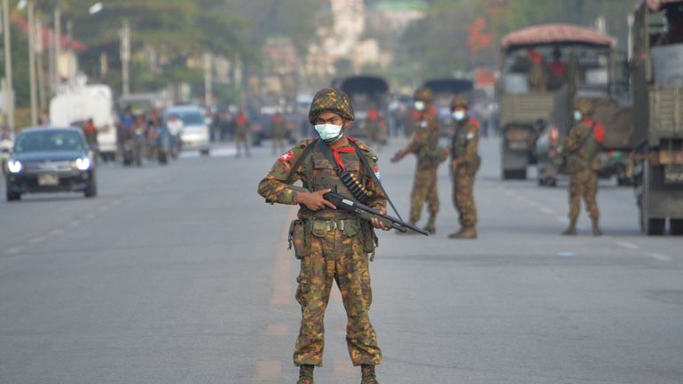 Coup d'État en Birmanie : Facebook ferme tous les comptes liés à l'armée