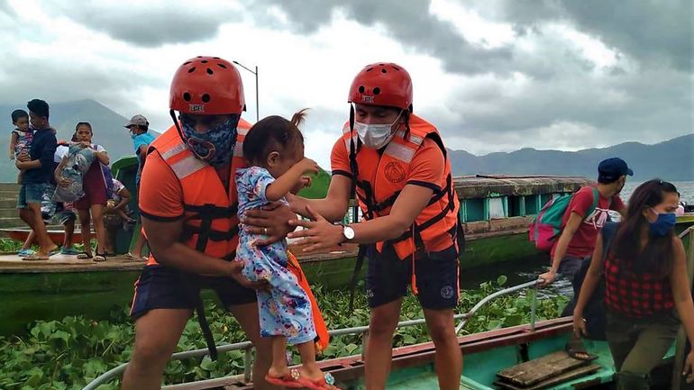 Philippines : le typhon Goni approche, un million de personnes évacuent