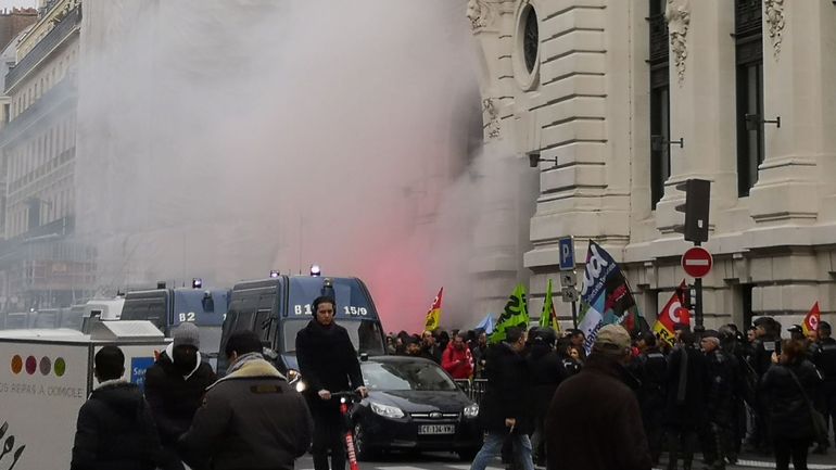 France : des grévistes manifestent au siège de BlackRock à Paris