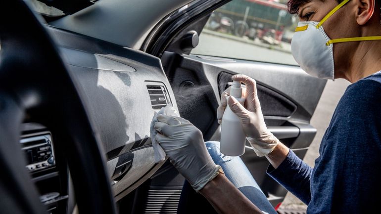 Payer jusqu'à 75 euros pour désinfecter sa voiture, est-ce bien utile ?