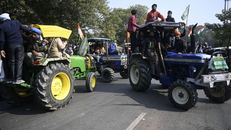 Fête nationale en Inde: des agriculteurs en tracteur franchissent les barrages de police