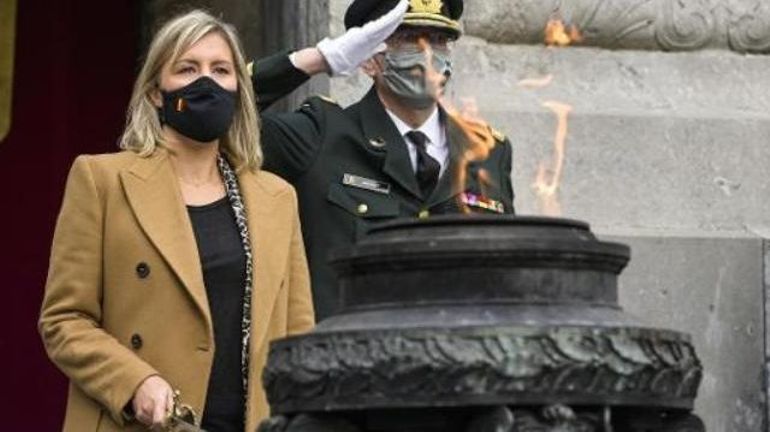 Mme Dedonder a ravivé la flamme sur la tombe du Soldat inconnu à Bruxelles