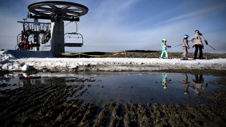 Coronavirus: les stations de ski françaises devront fermer pour dimanche soir au plus tard