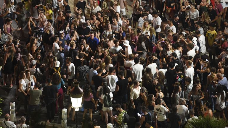 Des images d'une foule rassemblée pour un concert à Nice sans respecter les 