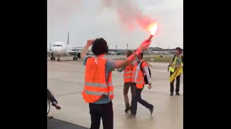 France : des militants écologistes d'Extinction Rebellion sur les pistes de l'aéroport d'Orly