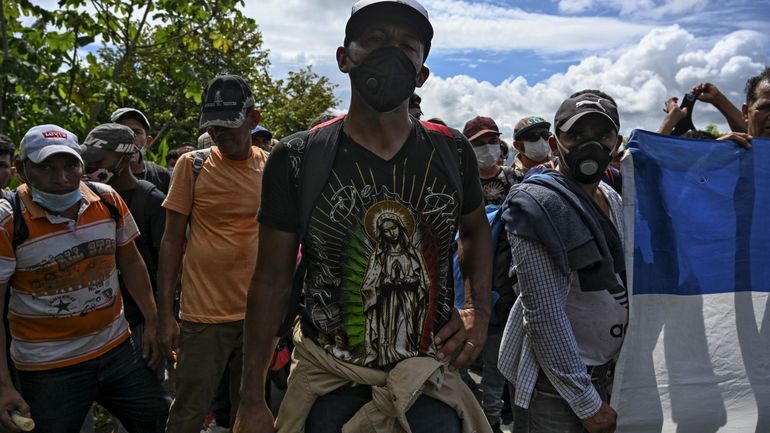 Guatemala : des migrants poursuivent leur route, défiant pandémie et autorités