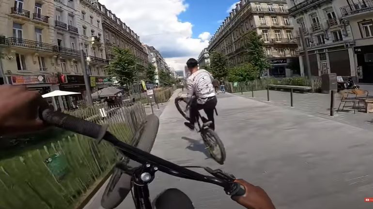 Des wheelings spectaculaires dans les rues de Bruxelles : mais est-ce autorisé ?