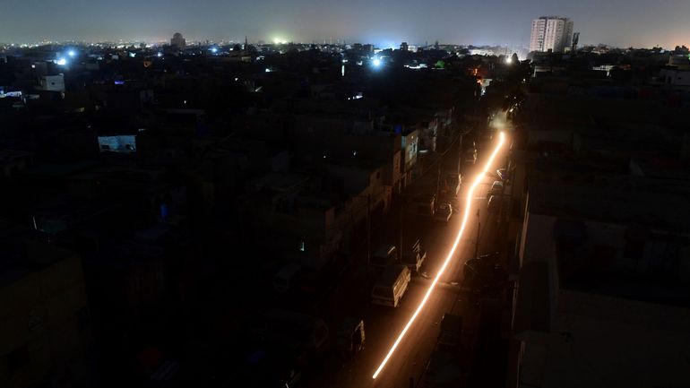 Une panne d'électricité plonge une grande partie du Pakistan dans le noir