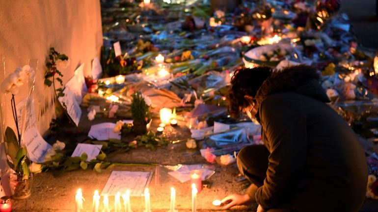 Attentat à Conflans : un millier de personnes rendent hommage à l'enseignant assassiné