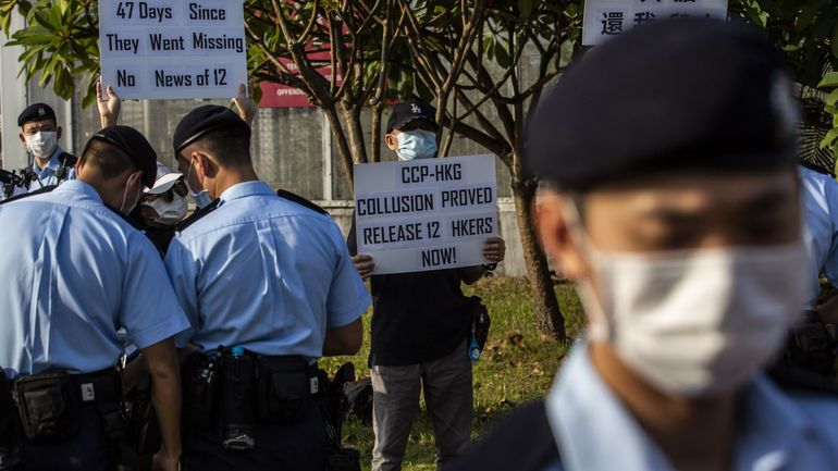 Hong Kong : la police arrête un groupe accusé d'avoir aidé les 12 militants pro-démocratie