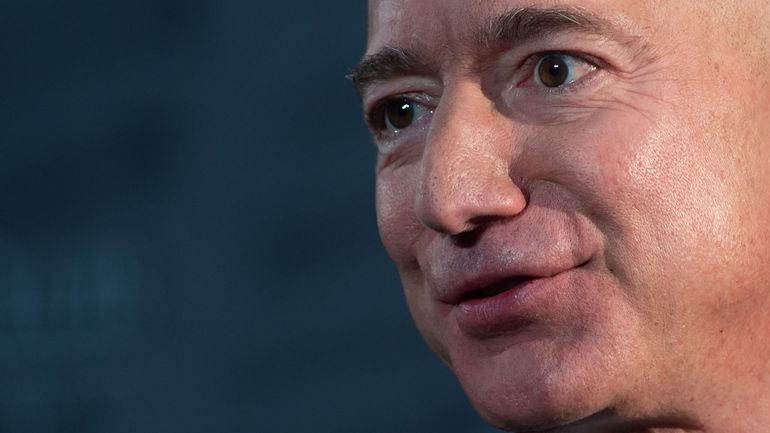 Jeff Bezos, le bâtisseur d'un empire controversé à la détermination sans faille