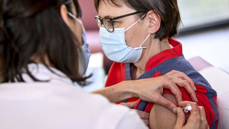 Coronavirus: 700 personnes vaccinées en Belgique dans les maisons de repos, la cadence va augmenter