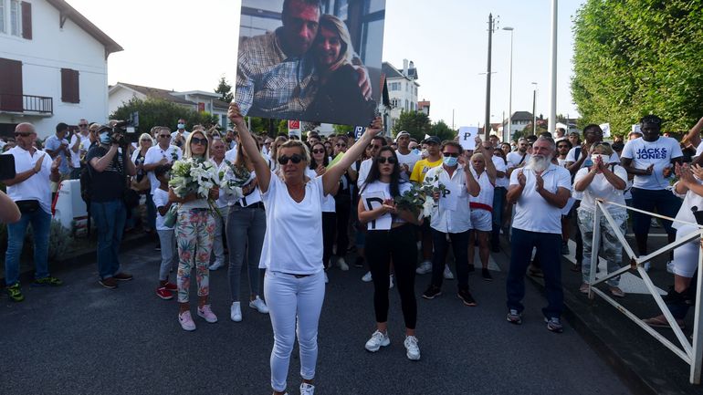 Marche blanche en France en hommage au chauffeur de bus en état de mort cérébrale à cause d'une agression