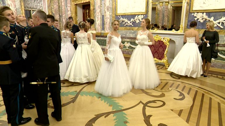 Dans les palais de St Petersbourg: la tradition des grands bals des Romanov renaît