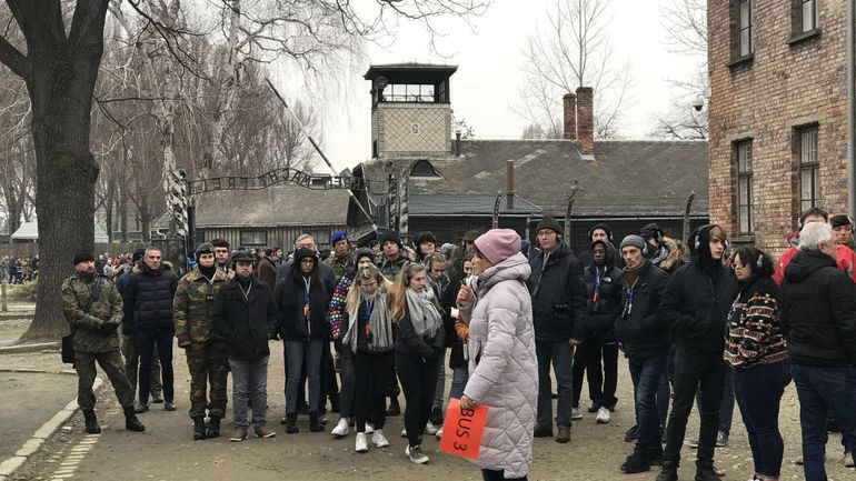 De jeunes Belges découvrent les camps d'Auschwitz : 