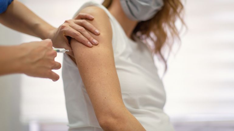 Coronavirus : les femmes enceintes devraient être vaccinées en priorité, selon le Conseil supérieur de la Santé