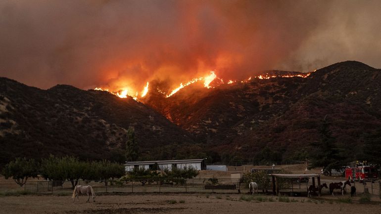Californie : les pompiers peinent à contenir un incendie à l'est de Los Angeles