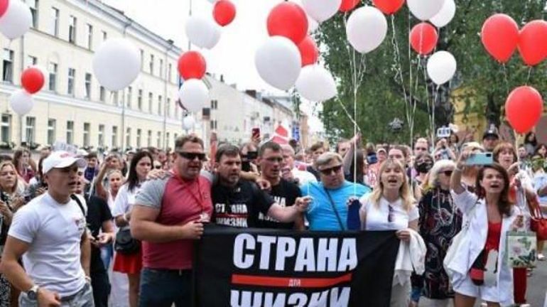 Biélorussie : dixième jour de protestation, rassemblement devant la prison où est le mari de l'opposante Tikhanovskaïa