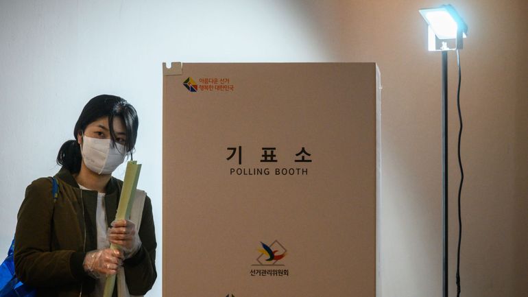 Voter en temps de coronavirus : la Corée du Sud plébiscite l'équipe au pouvoir