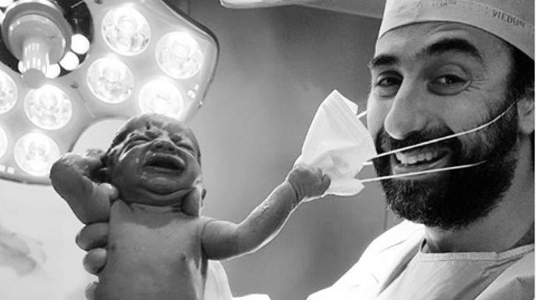 La photo d'un bébé qui arrache le masque du gynécologue qui l'a mis au monde émeut la toile