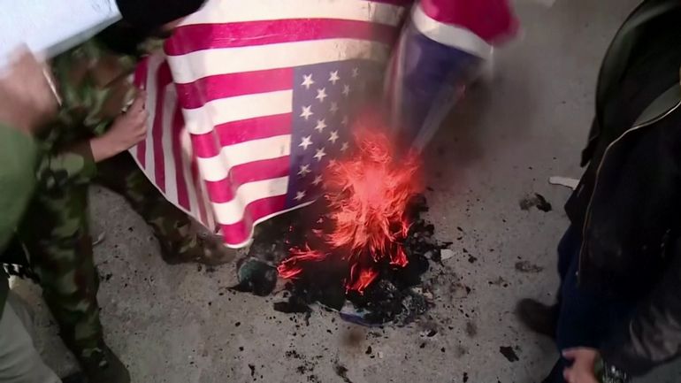 Une usine iranienne produit 2000 drapeaux américains et israéliens par mois pour les brûler