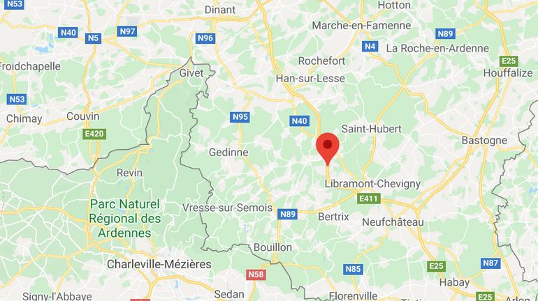 Accident avec un camion transportant des batteries avec de l'acide surlufrique sur l'E411: la cellule chimique sur place