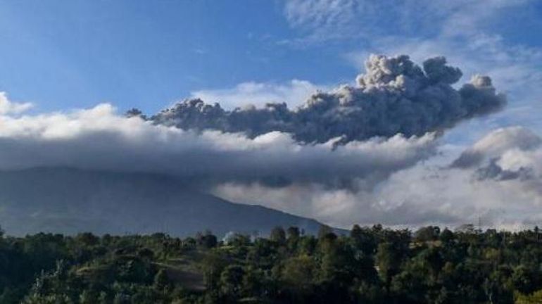 Indonésie : le volcan Sinabung entre en éruption et crache un énorme nuage de cendres