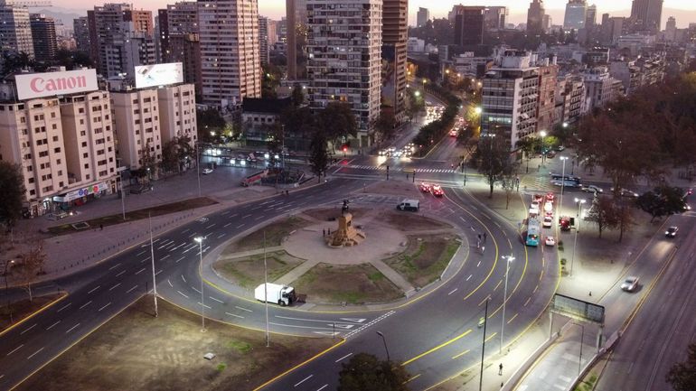 A Santiago, sept millions de Chiliens se réveillent en confinement total pour une semaine après une flambée de Covid-19