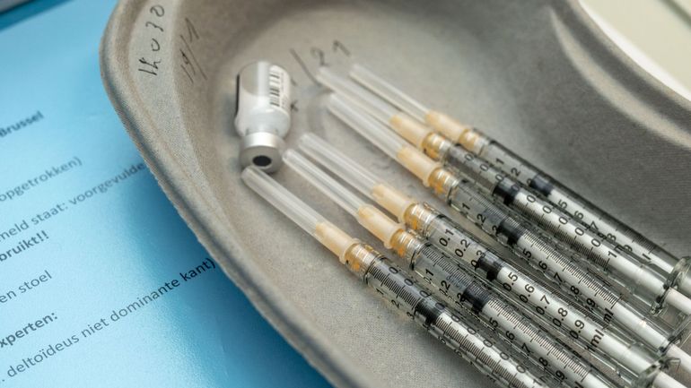 Ralentissement dans la vaccination anti-covid du personnel soignant : les autorités belges impuissantes face aux retards de livraisons