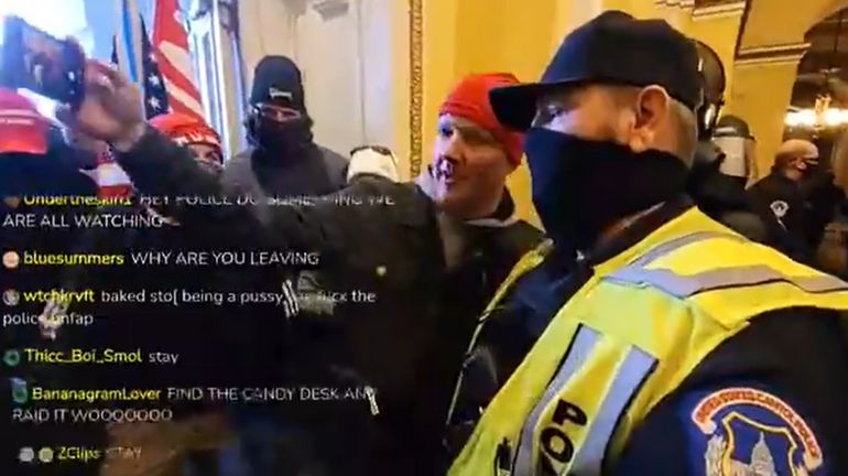 Insurrection à Washington : le selfie pris entre un manifestant et un policier dans le Capitole fait polémique