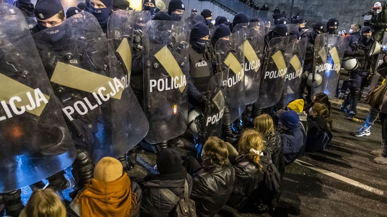 Pologne : manifestation à Varsovie pour l'avortement et contre les conservateurs