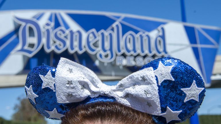 Disneyland rouvre enfin ses portes en Californie, les fans en manque exultent