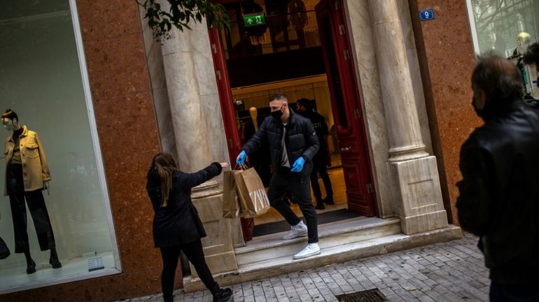 La Grèce rouvre les magasins malgré les mauvais indicateurs sanitaires