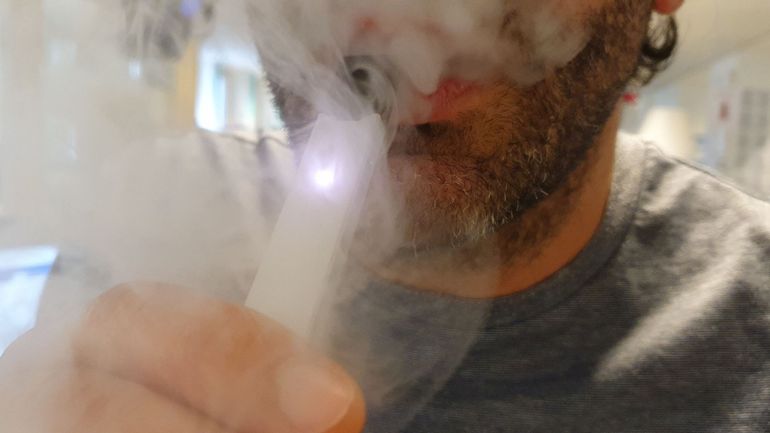 Juul, le vendeur d'e-cigarettes au design léché, envisage de se retirer du marché européen et asiatique