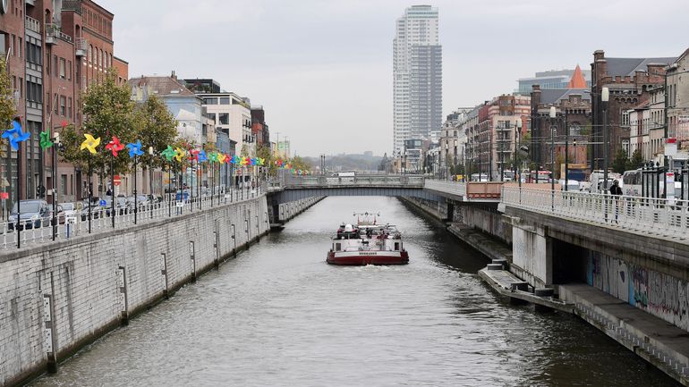 Bruxelles : sur le canal, des activistes en radeau dénoncent la limitation du droit de manifester