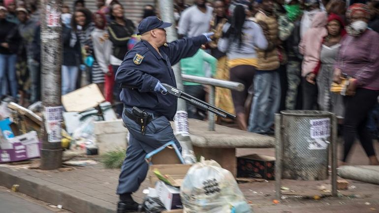 Afrique du Sud : la police tire des balles en caoutchouc pour faire respecter le confinement