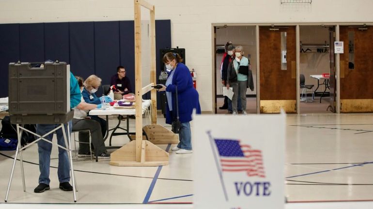 Masqués, à distance, les électeurs du Wisconsin votent pour la primaire démocrate