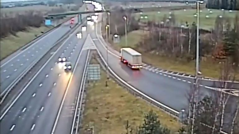 Au Royaume-Uni, un camion s'engage sur une autoroute à contre-sens (vidéo)