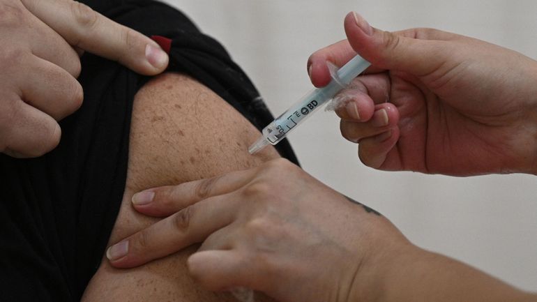 Vacciner en priorité les personnes à risque de moins de 65 ans, est-ce une bonne stratégie ?