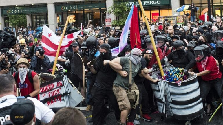 Une poignée de néonazis seulement à Washington, des centaines de contre-manifestants