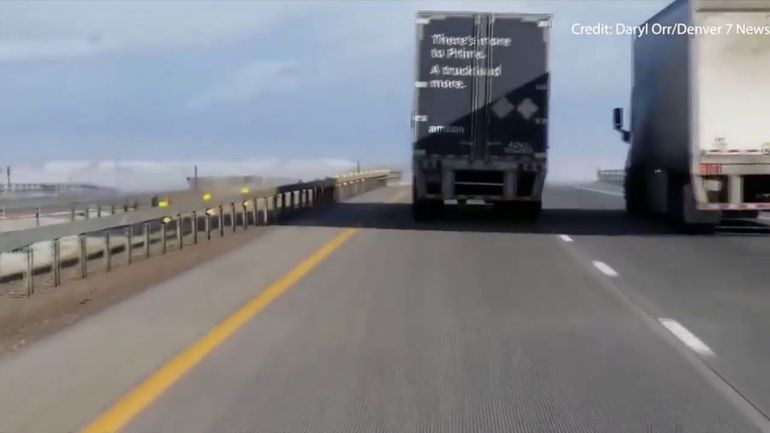 Au Colorado, les vents sont tellement forts qu'ils font dévier ce camion de sa route