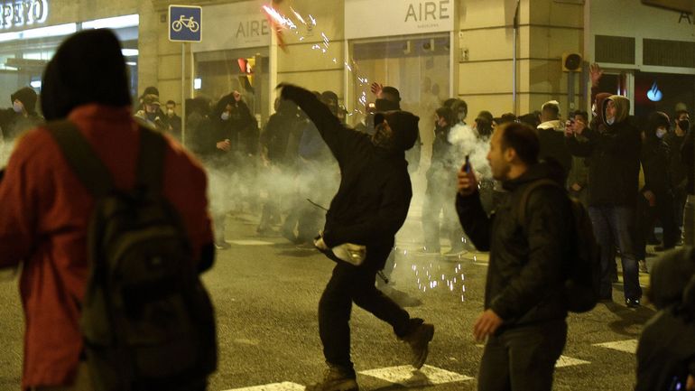 De violentes émeutes secouent plusieurs villes d'Espagne pour dénoncer l'arrestation d'un rappeur