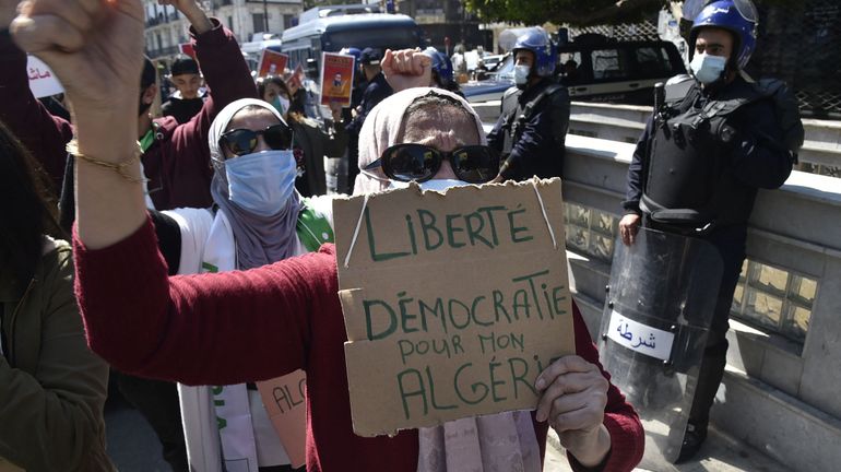 Algérie : une marche d'étudiants à nouveau empêchée avec de nombreuses interpellations et un fort déploiement policier