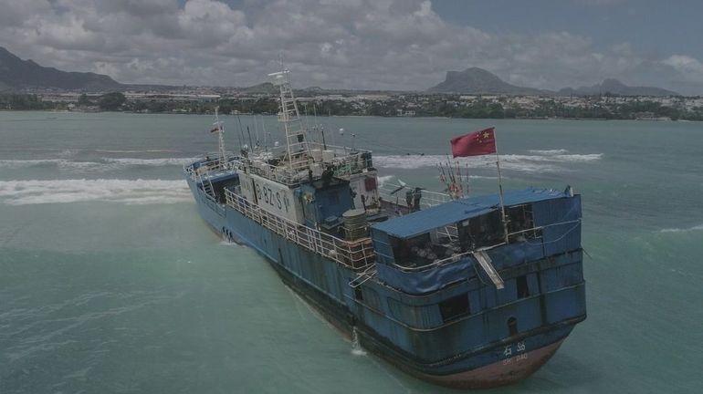 Maurice: un chalutier contenant 130 tonnes de fioul échoué près de Port-Louis