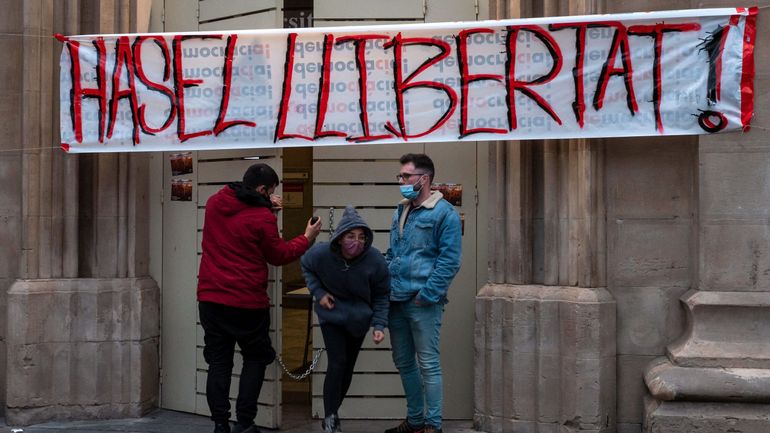 Espagne: opération policière pour arrêter un rappeur condamné pour des tweets